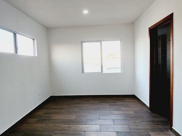 Casa en VENTA recamara planta baja, doble altura LOMAS DE LA RIOJA