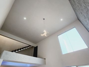Casa en VENTA recamara planta baja, doble altura LOMAS DE LA RIOJA