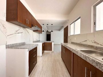 Casa en VENTA recamara planta baja, doble altura LOMAS DE LA RIOJA