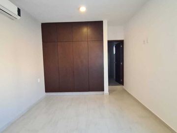 Casa en VENTA con doble altura LOMAS DE LA RIOJA