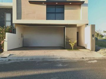 Casa en VENTA con doble altura LOMAS DE LA RIOJA
