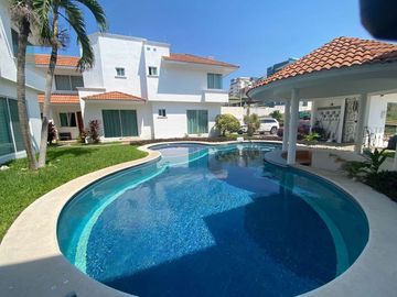 Casa CON ALBERCA en venta en Fracc. Playas del Conchal. ALVARADO, VER.