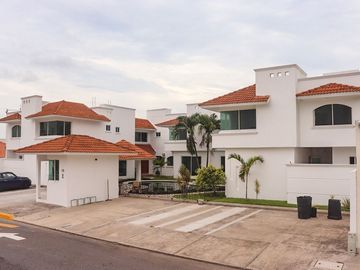 Casa CON ALBERCA en venta en Fracc. Playas del Conchal. ALVARADO, VER.
