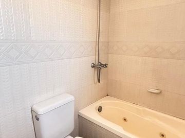 Amplio departamento de 3 dormitorios + dependencia, Muñecas al 400, Barrio Norte