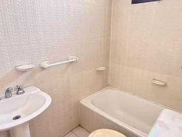 Amplio departamento de 3 dormitorios + dependencia, Muñecas al 400, Barrio Norte