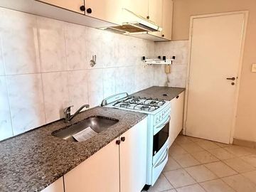 Amplio departamento de 3 dormitorios + dependencia, Muñecas al 400, Barrio Norte