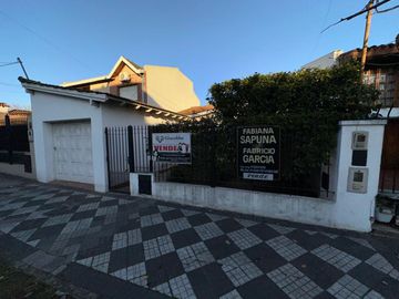 Chalet en Excelente Ubicación, Zona Residencial!!!!! Belgrano 141, Monte Grande.-