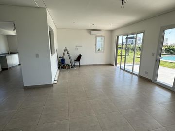 Casa a estrenar en El Canton Golf con Pileta