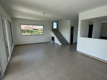 Casa a estrenar en El Canton Golf con Pileta