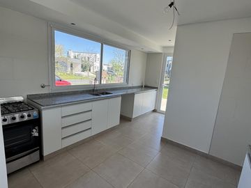 Casa a estrenar en El Canton Golf con Pileta