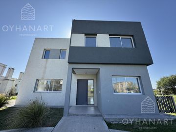 Casa a estrenar en El Canton Golf con Pileta