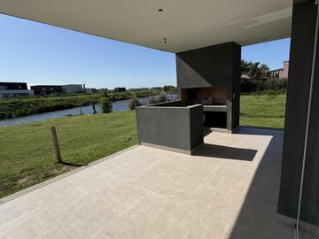 Casa a estrenar en El Canton Golf con Pileta