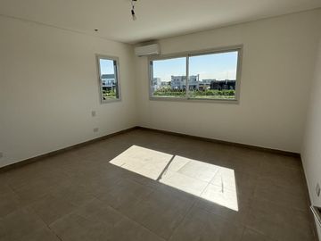 Casa a estrenar en El Canton Golf con Pileta