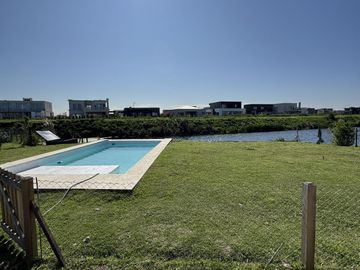 Casa a estrenar en El Canton Golf con Pileta