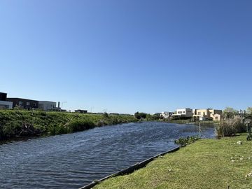 Casa a estrenar en El Canton Golf con Pileta