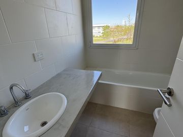 Casa a estrenar en El Canton Golf con Pileta