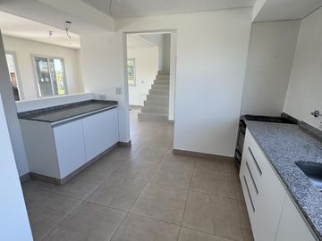 Casa a estrenar en El Canton Golf con Pileta