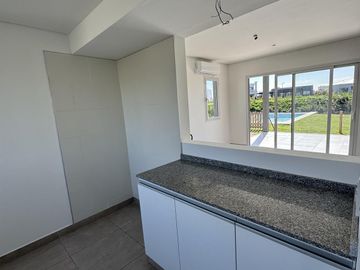 Casa a estrenar en El Canton Golf con Pileta