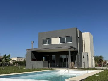 Casa a estrenar en El Canton Golf con Pileta