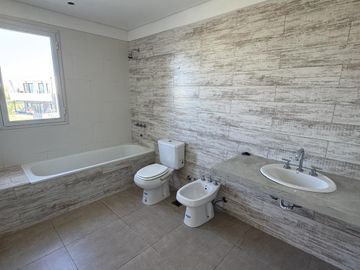 Casa a estrenar en El Canton Golf con Pileta