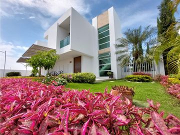 CASA  EN PICACHO CON PISCINA - CONJUNTO CERRADO