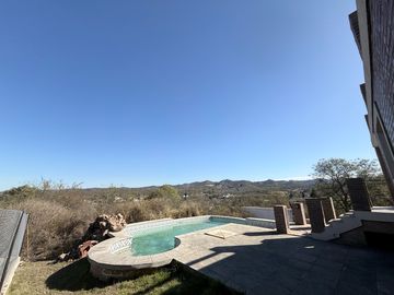 Casa en venta en las Sierras de Córdoba –con Pileta y Vista Panorámica