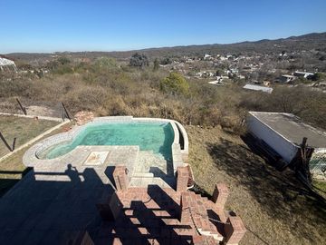 Casa en venta en las Sierras de Córdoba –con Pileta y Vista Panorámica