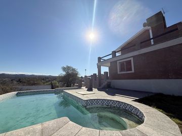 Casa en venta en las Sierras de Córdoba –con Pileta y Vista Panorámica