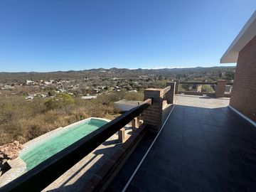 Casa en venta en las Sierras de Córdoba –con Pileta y Vista Panorámica