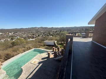 Casa en venta en las Sierras de Córdoba –con Pileta y Vista Panorámica