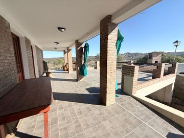 Casa en venta en las Sierras de Córdoba –con Pileta y Vista Panorámica