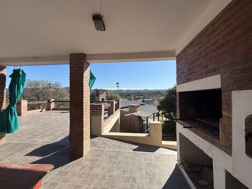 Casa en venta en las Sierras de Córdoba –con Pileta y Vista Panorámica