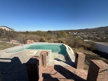 Casa en venta en las Sierras de Córdoba –con Pileta y Vista Panorámica