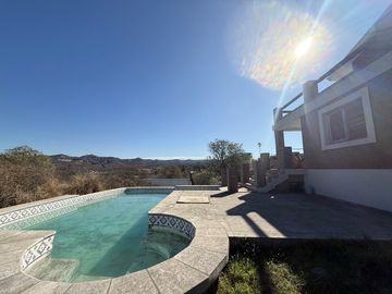 Casa en venta en las Sierras de Córdoba –con Pileta y Vista Panorámica