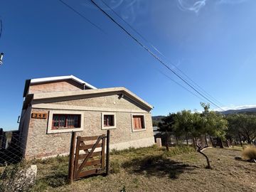 Casa en venta en las Sierras de Córdoba –con Pileta y Vista Panorámica