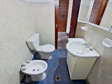 CASA VENTA TRES AMBIENTES CASEROS