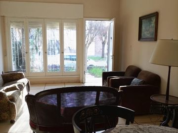 Casa de 5 ambientes en 2 plantas, con patio, terraza, lavadero y garage