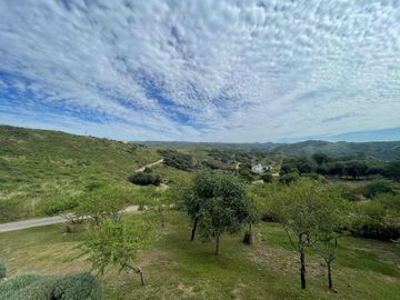 CASA EN VENTA - ESPECTACULAR PROPIEDAD EN CANDONGA VILLA SERRANA - 3 DORMITORIOS