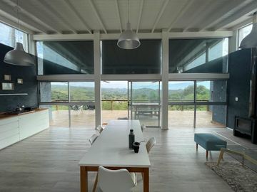 CASA EN VENTA - ESPECTACULAR PROPIEDAD EN CANDONGA VILLA SERRANA - 3 DORMITORIOS