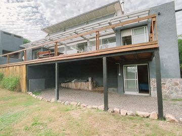 CASA EN VENTA - ESPECTACULAR PROPIEDAD EN CANDONGA VILLA SERRANA - 3 DORMITORIOS