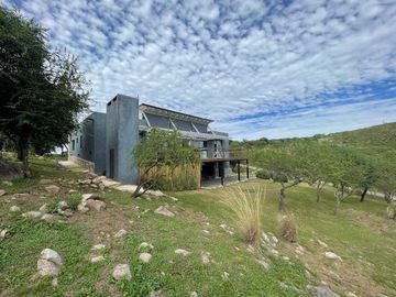 CASA EN VENTA - ESPECTACULAR PROPIEDAD EN CANDONGA VILLA SERRANA - 3 DORMITORIOS