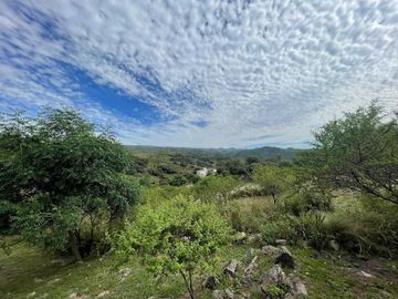 CASA EN VENTA - ESPECTACULAR PROPIEDAD EN CANDONGA VILLA SERRANA - 3 DORMITORIOS