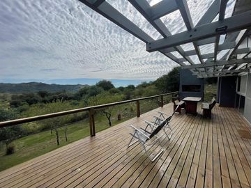 CASA EN VENTA - ESPECTACULAR PROPIEDAD EN CANDONGA VILLA SERRANA - 3 DORMITORIOS