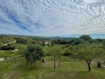 CASA EN VENTA - ESPECTACULAR PROPIEDAD EN CANDONGA VILLA SERRANA - 3 DORMITORIOS