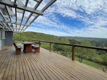 CASA EN VENTA - ESPECTACULAR PROPIEDAD EN CANDONGA VILLA SERRANA - 3 DORMITORIOS