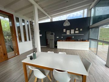 CASA EN VENTA - ESPECTACULAR PROPIEDAD EN CANDONGA VILLA SERRANA - 3 DORMITORIOS