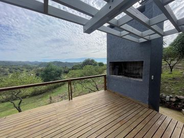 CASA EN VENTA - ESPECTACULAR PROPIEDAD EN CANDONGA VILLA SERRANA - 3 DORMITORIOS