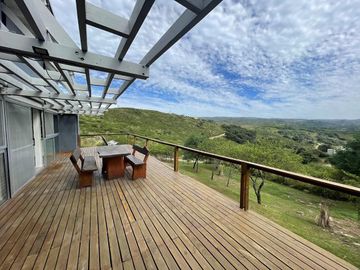 CASA EN VENTA - ESPECTACULAR PROPIEDAD EN CANDONGA VILLA SERRANA - 3 DORMITORIOS