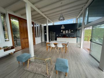 CASA EN VENTA - ESPECTACULAR PROPIEDAD EN CANDONGA VILLA SERRANA - 3 DORMITORIOS