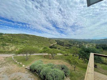 CASA EN VENTA - ESPECTACULAR PROPIEDAD EN CANDONGA VILLA SERRANA - 3 DORMITORIOS